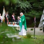 20.09.2020. Kielce. Plenerowa msza święta przy Pomniku Straceń na Stadionie Leśnym / Wiktor Taszłow / Radio Kielce