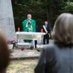 20.09.2020. Kielce. Plenerowa msza święta przy Pomniku Straceń na Stadionie Leśnym. Na zdjęciu ksiądz Jerzy Marcinkowski - proboszcz parafii  Chrystusa Króla / Wiktor Taszłow / Radio Kielce