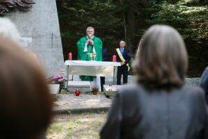 20.09.2020. Kielce. Plenerowa msza święta przy Pomniku Straceń na Stadionie Leśnym. Na zdjęciu ksiądz Jerzy Marcinkowski - proboszcz parafii Chrystusa Króla / Wiktor Taszłow / Radio Kielce