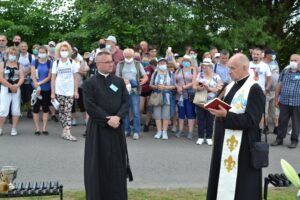 07.09.2020 Sulisławice. Uroczystości z okazji święta Narodzenia Najświętszej Marii Panny połączone z odpustem. Na zdjęciu od lewej: ojciec Artur Traczewski - kustosz Sanktuarium Maryjnego w Sulisławicach, ks. Szczepan Janas - proboszcz parafii św. Ducha w Staszowie / Grażyna Szlęzak-Wójcik / Radio Kielce