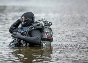 Nurkowie szukają barki wojskowej z XVIII wieku koło starych mostów na Narwi w Łomży / Paweł Wądołowski / Radio Białystok