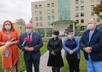 26.10.2020. Opatów. Szpital św. Leona w Opatowie dysponuje nowymi łóżkami dla chorych na COVID-19. Na zdjęciu (od lewej): Małgorzata Jalowska - wicestarosta opatowski, Tomasz Staniek - starosta opatowski, Monika Gębska - prezes Szpitala św. Leona w Opatowie, Mieczysława Tarnowska - naczelna pielęgniarka, Grzegorz Szymkiewicz - dyrektor ds. medycznych w Szpitalu św. Leona w Opatowie / Emilia Sitarska / Radio Kielce