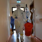 20.10.2020 Zgórsko. Żołnierze WOT pobierają wymazy od pensjonariuszy DPS / st.szer. OT Daniel Woś / ŚBOT