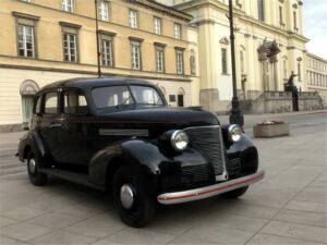 Końskie. Kolekcja zabytkowych samochodów Adama Kwiela. Na zdjęciu: 1938 Chevrolet de luxe na planach filmowych / archiwum Adam Kwiel