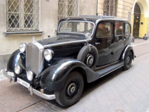 Końskie. Kolekcja zabytkowych samochodów Adama Kwiela. Na zdjęciu: 1938 Mercedes Pullman na planach filmowych / archiwum Adam Kwiel