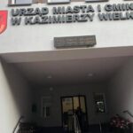 13.10.2020 Kazimierza Wielka. Defibrylator został zamontowany przy głównym wejściu do magistratu / Łukasz Maderak