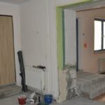 12.10.2020 Skalbmierz. W budynku przy ul. Plac Marii Curie-Skłodowskiej w Skalbmierzu rozpoczęły się prace remontowe pod działalność Klubu Senior+. / UMiG Skalbmierz