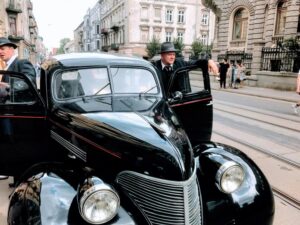 Końskie. Kolekcja zabytkowych samochodów Adama Kwiela. Na zdjęciu: 1938 Chevrolet de luxe na planach filmowych / archiwum Adam Kwiel