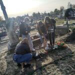 27.10.2020. Jędrzejów. Członkowie szkolnego koła wolontariatu ze Szkoły Podstawowej nr 2 w Jędrzejowie porządkowali zapomniane groby na cmentarzu Świętej Trójcy / Anita Chabior / archiwum prywatne