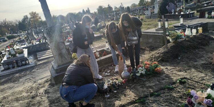 27.10.2020. Jędrzejów. Członkowie szkolnego koła wolontariatu ze Szkoły Podstawowej nr 2 w Jędrzejowie porządkowali zapomniane groby na cmentarzu Świętej Trójcy / Anita Chabior / archiwum prywatne