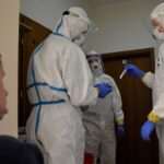 20.10.2020 Zgórsko. Żołnierze WOT pobierają wymazy od pensjonariuszy DPS / st.szer. OT Daniel Woś / ŚBOT