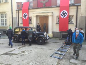 Końskie. Kolekcja zabytkowych samochodów Adama Kwiela. Na zdjęciu: 1938 Mercedes Pullman na planach filmowych / archiwum Adam Kwiel