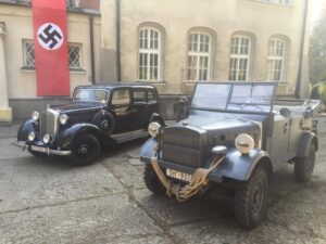 Końskie. Kolekcja zabytkowych samochodów Adama Kwiela. Na zdjęciu: 1938 Mercedes Pullman na planach filmowych / archiwum Adam Kwiel