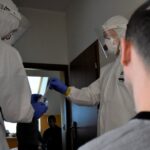 20.10.2020 Zgórsko. Żołnierze WOT pobierają wymazy od pensjonariuszy DPS / st.szer. OT Daniel Woś / ŚBOT