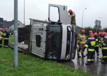 12.10.2020. Końskie. Na rondzie im. Nauczycieli Tajnego Nauczania w Końskich przewróciła się ciężarówka / policja