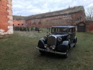 Końskie. Kolekcja zabytkowych samochodów Adama Kwiela. Na zdjęciu: 1938 Mercedes Pullman na planach filmowych / archiwum Adam Kwiel