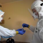 20.10.2020 Zgórsko. Żołnierze WOT pobierają wymazy od pensjonariuszy DPS / st.szer. OT Daniel Woś / ŚBOT