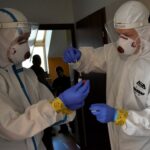 20.10.2020 Zgórsko. Żołnierze WOT pobierają wymazy od pensjonariuszy DPS / st.szer. OT Daniel Woś / ŚBOT