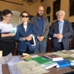 09.10.2020 Sandomierz. Przekazanie pamiątek po literatach do muzeum w Sandomierzu. Na zdjęciu (od lewej): Anna Różyło - Muzeum Okręgowe, Marta Burek, Dominik Płaza - dyrektor Muzeum Okręgowego, Krzysztof Burek / Grażyna Szlęzak-Wójcik / Radio Kielce