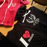 09.10.2020 Ostrowiec Św. Bluzy i koszulki, które nosi młodzież i nauczyciele z ostrowieckiego liceum im. Staszica / Emilia Sitarska / Radio Kielce