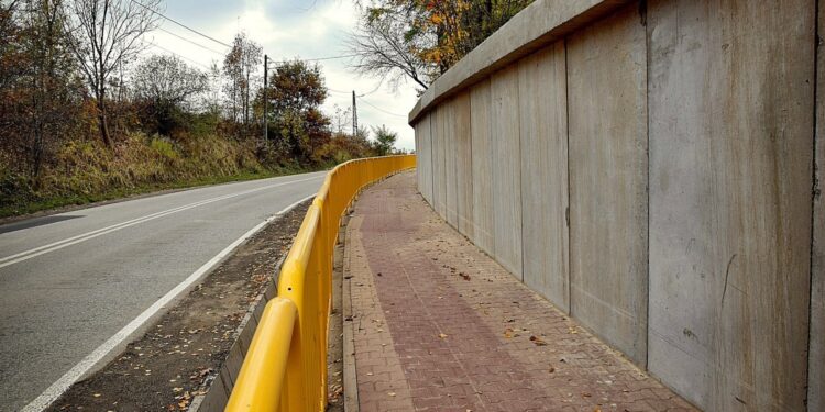 30.10.2020. Rataje. Nowo wybudowany chodnik / Starostwo powiatowe w Starachowicach