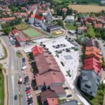 10.12.2019. Kazimierza Wielka. Rewitalizacja rynku miejskiego oraz termomodernizacja, rozbudowa i przebudowa budynku szkoły podstawowej / UM Kazimiera Wielka