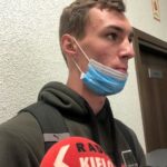 08.10.2020. Sandomierz. Sadzenie drzew w ramach ogólnopolskiej kampanii Pary Prezydenckiej #sadziMY. Na zdjęciu: Dominik Węska - uczeń technikum ogrodniczego / Grażyna-Szlęzak-Wójcik / Radio Kielce