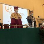 16.10.2020. Sandomierz. Inauguracja nowego roku akademickiego filii UJK. Na zdjęciu (od lewej): prof. Stanisław Głuszek - rektor UJK w Kielcach, dr Piotr Sobolewski - dziekan filii UJK w Sandomierzu / Grażyna-Szlęzak-Wójcik / Radio Kielce