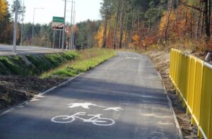 11.10.2020 Chęciny. Ścieżka rowerowa wzdłuż drogi wojewódzkiej nr 762 / gmina Chęciny