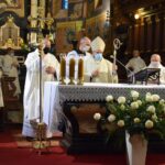 22.10.2020 Sandomierz. Modlitwa za zmarłych prałatów i kanoników kapituły w Sandomierzu. Mszy przewodniczył biskup sandomierski Krzysztof Nitkiewicz / ks Wojciech Kania