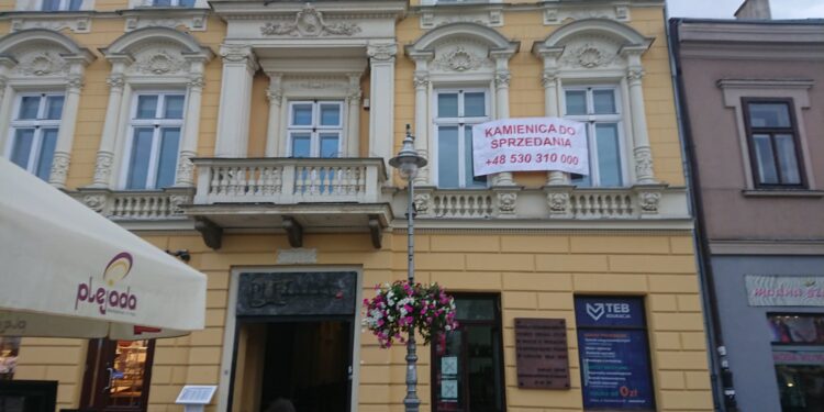 07.10.2020 Kielce. Kamienica przy Rynku wystawiona na sprzedaż / Robert Szumielewicz / Radio Kielce