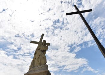 05.07.2020. Końskie. Odnawiane nagrobki na koneckim cmentarzu / Magdalena Galas-Klusek / Radio Kielce