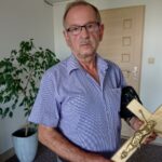 11.10.2020 Jędrzejów. Krzyż przygotowany przez Stowarzyszenie Patriotyczne Chrześcijańskie Tyniec. Na zdjęciu: Witold Chmielewski - prezes organizacji / Ewa Pociejowska-Gawęda / Radio Kielce