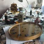 24.10.2020. Kielce. Zegarki w zakładzie Ireneusza Korczaka / Kamil Król / Radio Kielce