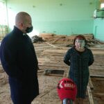 12.10.2020 Jędrzejów. Wymiana nawierzchni hali sportowej w SP nr 4. Na zdjęciu Marcin Piszczek - burmistrz Jędrzejowa, Anastazja Bogdał - dyrektor SP nr 4 w Jędrzejowie / Ewa Pociejowska-Gawęda / Radio Kielce