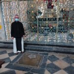 31.10.2020 Jędrzejów. Klasztor Cystersów. Krypta. Na zdjęciu ojciec Jakub Zawadzki, proboszcz parafii bł. Wincentego Kadłubka / Ewa Pociejowska-Gawęda / Radio Kielce