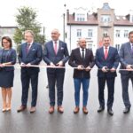 02.10.2020. Gowarczów. Droga łącząca województwo świętokrzyskie z mazowieckim oddana do użytku. Na zdjęciu (od lewej): Robert Plech - radny powiatu koneckiego, Marzena Dziewit - sekretarz gminy Gowarczów, Grzegorz Piec - starosta konecki, Stanisław Pacocha - wójt Gowarczowa, Mariusz Gosek - poseł Solidarnej Polski, Marcin Piętak - radny Sejmiku Województwa Świętokrzyskiego, Tomasz Jamka - członek zarządu województwa świętokrzyskiego i Jolanta Pacocha -wiceprzewodnicząca rady powiatu koneckiego / Magdalena Galas-Klusek / Radio Kielce
