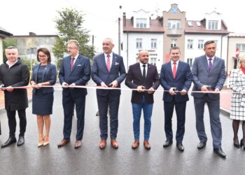 02.10.2020. Gowarczów. Droga łącząca województwo świętokrzyskie z mazowieckim oddana do użytku. Na zdjęciu (od lewej): Robert Plech - radny powiatu koneckiego, Marzena Dziewit - sekretarz gminy Gowarczów, Grzegorz Piec - starosta konecki, Stanisław Pacocha - wójt Gowarczowa, Mariusz Gosek - poseł Solidarnej Polski, Marcin Piętak - radny Sejmiku Województwa Świętokrzyskiego, Tomasz Jamka - członek zarządu województwa świętokrzyskiego i Jolanta Pacocha -wiceprzewodnicząca rady powiatu koneckiego / Magdalena Galas-Klusek / Radio Kielce