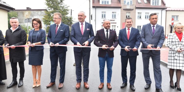 02.10.2020. Gowarczów. Droga łącząca województwo świętokrzyskie z mazowieckim oddana do użytku. Na zdjęciu (od lewej): Robert Plech - radny powiatu koneckiego, Marzena Dziewit - sekretarz gminy Gowarczów, Grzegorz Piec - starosta konecki, Stanisław Pacocha - wójt Gowarczowa, Mariusz Gosek - poseł Solidarnej Polski, Marcin Piętak - radny Sejmiku Województwa Świętokrzyskiego, Tomasz Jamka - członek zarządu województwa świętokrzyskiego i Jolanta Pacocha -wiceprzewodnicząca rady powiatu koneckiego / Magdalena Galas-Klusek / Radio Kielce