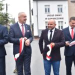 02.10.2020. Gowarczów. Droga łącząca województwo świętokrzyskie z mazowieckim oddana do użytku. Na zdjęciu (od lewej): Grzegorz Piec -starosta konecki, Stanisław Pacocha -wójt Gowarczowa, Mariusz Gosek -poseł Solidarnej Polski i Marcin Piętak - radny Sejmiku Województwa Świętokrzyskiego / Magdalena Galas-Klusek / Radio Kielce