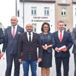 02.10.2020. Gowarczów. Droga łącząca województwo świętokrzyskie z mazowieckim oddana do użytku. Na zdjęciu (od lewej): Grzegorz Piec - starosta konecki, Stanisław Pachocha - wójt Gowarczowa, Mariusz Gosek - poseł Solidarnej Polski, Marzena Dziewit - sekretarz gminy Gowarczów, Marcin Piętak - radny Sejmiku Województwa Świętokrzyskiego i Tomasz Jamka - członek zarządu województwa świętokrzyskiego / Magdalena Galas-Klusek / Radio Kielce