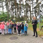 08.10.2020 Stadnicka Wola. Przedszkolaki sadzą dęby / Magdalena Galas-Klusek / Radio Kielce