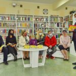 23.10.2020 Kazanów.  Prezentacja książki „Żyrafa ma długą szyję, a słoń trąbą wodę pije”. Na zdjęciu: Paweł Milcarek-dyrektor szkoły, Ewa Gulak-koordynatorka prac w szkole, Izabela Gut-autorka wierszy z rodziną, Jolanta Milczarek-koordynatorka w wydawnictwie, Dariusz Kowalczyk-dyrektor biblioteki / Magdalena Galas-Klusek / Radio Kielce