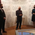 24.10.2020. Starachowice. Muzeum Przyrody i Techniki. Wystawa „Zastawa stołowa”. Na zdjęciu (od lewej): Paweł Kołodziejski - dyrektor Muzeum Przyrody i Techniki, Stanisław Jaruszewicz - właściciel kolekcji, Wioletta Sobieraj - wicedyrektor Muzeum Przyrody i Techniki / Anna Głąb / Radio Kielce