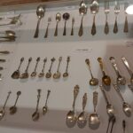 24.10.2020. Starachowice. Muzeum Przyrody i Techniki. Wystawa „Zastawa stołowa”. Na zdjęciu (od lewej): Paweł Kołodziejski - dyrektor Muzeum Przyrody i Techniki, Stanisław Jaruszewicz - właściciel kolekcji, Wioletta Sobieraj - wicedyrektor Muzeum Przyrody i Techniki / Anna Głąb / Radio Kielce