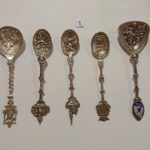 24.10.2020. Starachowice. Muzeum Przyrody i Techniki. Wystawa „Zastawa stołowa”. Na zdjęciu (od lewej): Paweł Kołodziejski - dyrektor Muzeum Przyrody i Techniki, Stanisław Jaruszewicz - właściciel kolekcji, Wioletta Sobieraj - wicedyrektor Muzeum Przyrody i Techniki / Anna Głąb / Radio Kielce