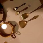 24.10.2020. Starachowice. Muzeum Przyrody i Techniki. Wystawa „Zastawa stołowa”. Na zdjęciu (od lewej): Paweł Kołodziejski - dyrektor Muzeum Przyrody i Techniki, Stanisław Jaruszewicz - właściciel kolekcji, Wioletta Sobieraj - wicedyrektor Muzeum Przyrody i Techniki / Anna Głąb / Radio Kielce