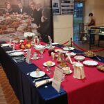 24.10.2020. Starachowice. Muzeum Przyrody i Techniki. Wystawa „Zastawa stołowa”. Na zdjęciu (od lewej): Paweł Kołodziejski - dyrektor Muzeum Przyrody i Techniki, Stanisław Jaruszewicz - właściciel kolekcji, Wioletta Sobieraj - wicedyrektor Muzeum Przyrody i Techniki / Anna Głąb / Radio Kielce