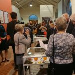 24.10.2020. Starachowice. Muzeum Przyrody i Techniki. Wystawa „Zastawa stołowa”. Na zdjęciu (od lewej): Paweł Kołodziejski - dyrektor Muzeum Przyrody i Techniki, Stanisław Jaruszewicz - właściciel kolekcji, Wioletta Sobieraj - wicedyrektor Muzeum Przyrody i Techniki / Anna Głąb / Radio Kielce