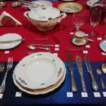 24.10.2020. Starachowice. Muzeum Przyrody i Techniki. Wystawa „Zastawa stołowa”. Na zdjęciu (od lewej): Paweł Kołodziejski - dyrektor Muzeum Przyrody i Techniki, Stanisław Jaruszewicz - właściciel kolekcji, Wioletta Sobieraj - wicedyrektor Muzeum Przyrody i Techniki / Anna Głąb / Radio Kielce